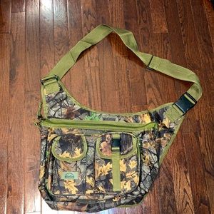 NWOT Mossy Oak messenger bag